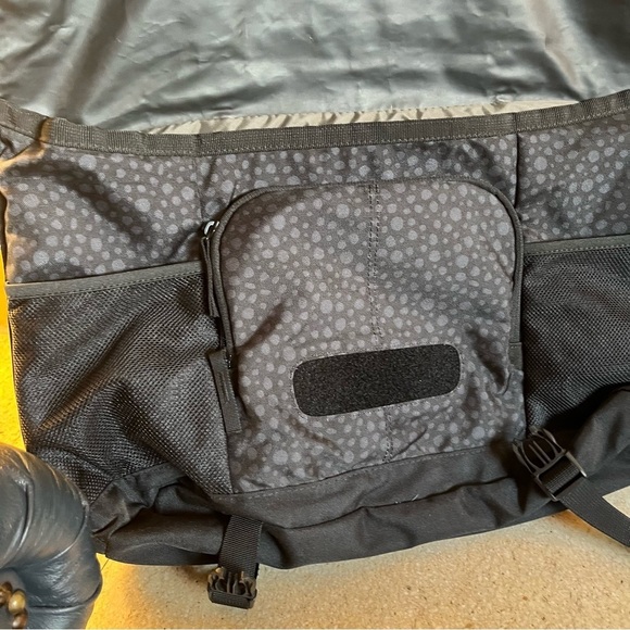 Nike Core Converge Large Messenger bag - perfect for someone on the run - Picture 15 of 16